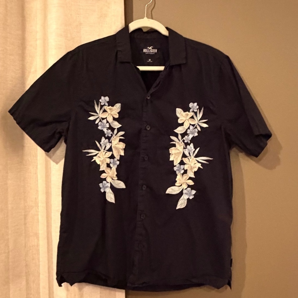 Hollister Men's Embroidered Floral Tropical Cotton Short Sleeve, Size Medium